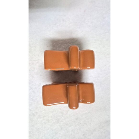 Gingerbread Man Ceramic Salt & Pepper Shakers Set - Picture 5 of 7